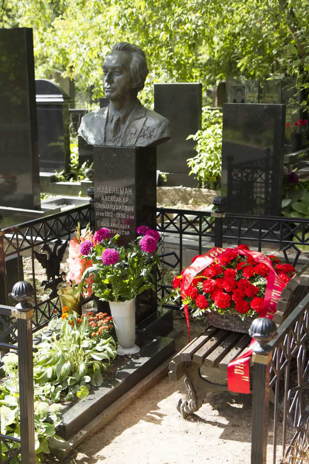 Памятник на могиле А.Э. Нудельмана на Кунцевском кладбище